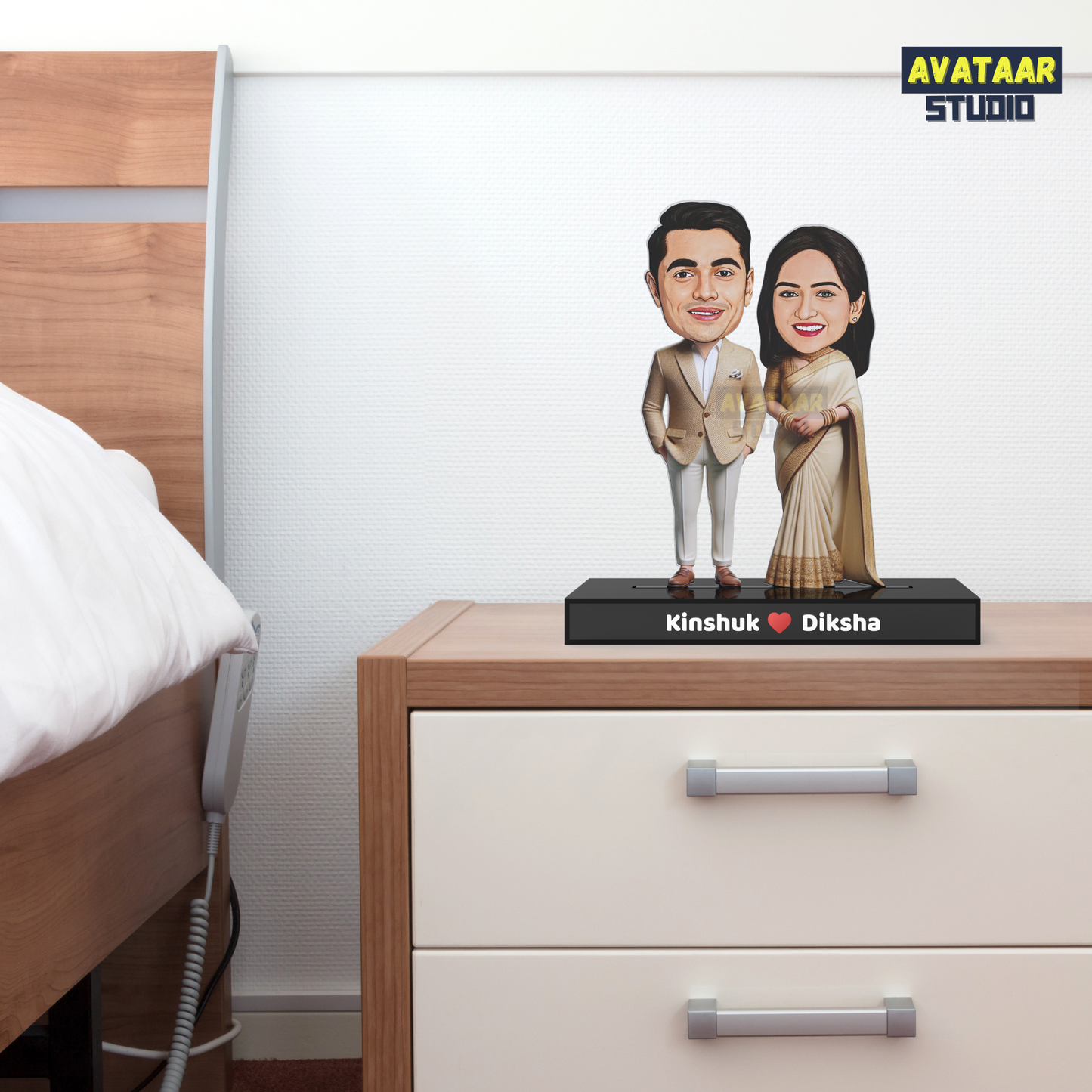 Traditional Couple Avataar Stand – Personalized Acrylic Gift in Ethnic Wear with Name