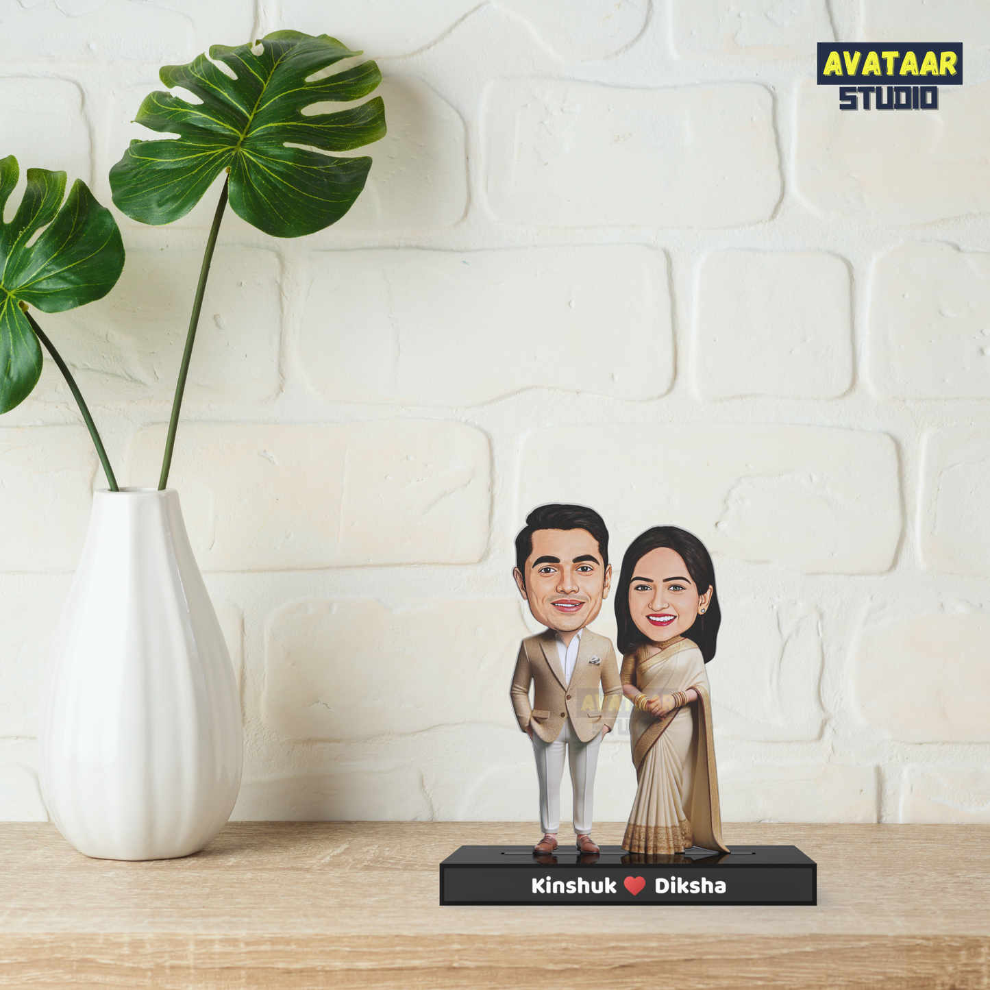 Traditional Couple Avataar Stand – Personalized Acrylic Gift in Ethnic Wear with Name