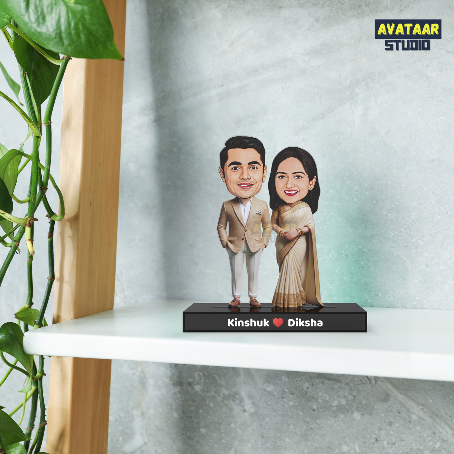 Traditional Couple Avataar Stand – Personalized Acrylic Gift in Ethnic Wear with Name